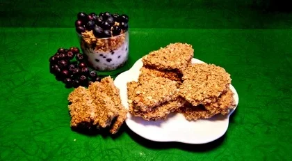 Granola Luna s jogurtom i aronijom napravi se vrlo jednostavno.