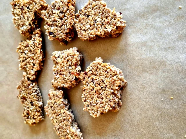 Hrskava granola s medom doručak je koji krije mnoge tajne.