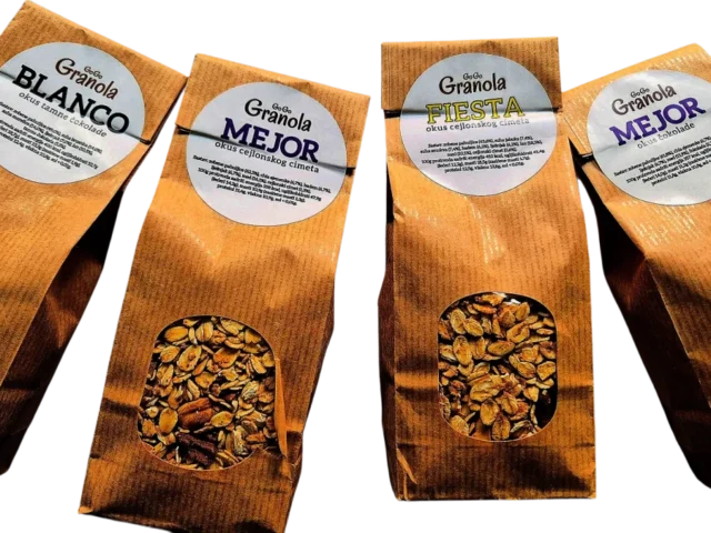 Domaća granola iz Osijeka doručak je od integralnih zobenih pahuljica, orašastog voća, sjemenki, meda i prirodnih okusa.