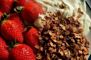 Čokoladna granola daje prirodnu energetsku vrijednost iz hrane.