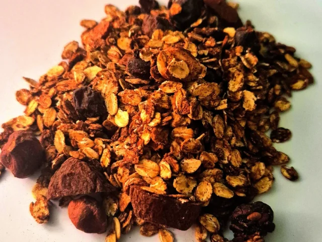 Čokoladna granola sa suhim voćem iz osječke radionice domaćih granola.