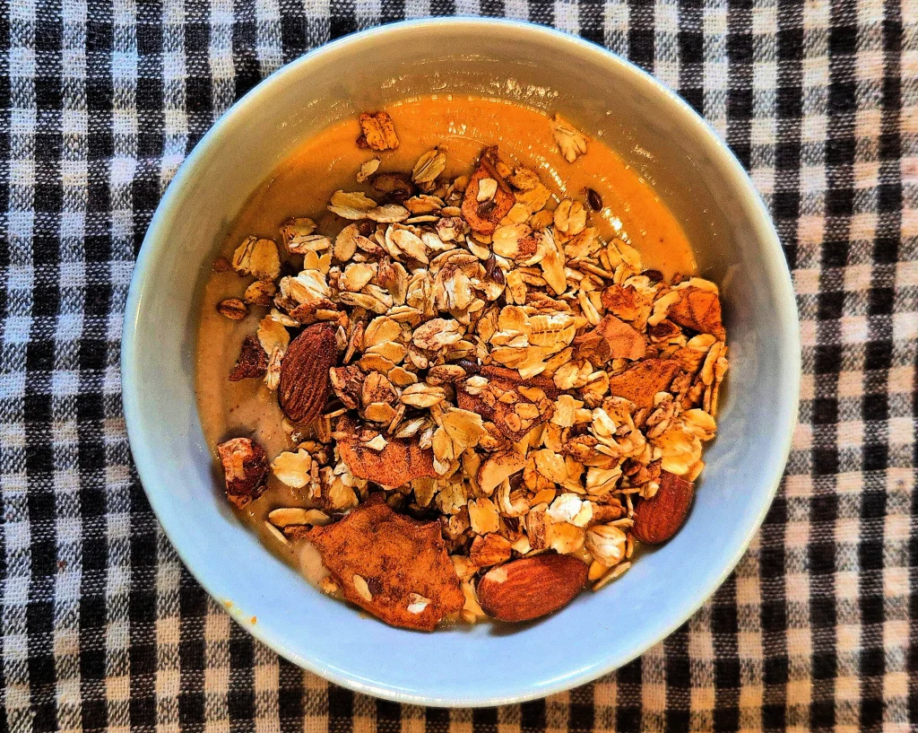 Domaća granola sa svilenim tofuom, kikiriki maslacom i medom.