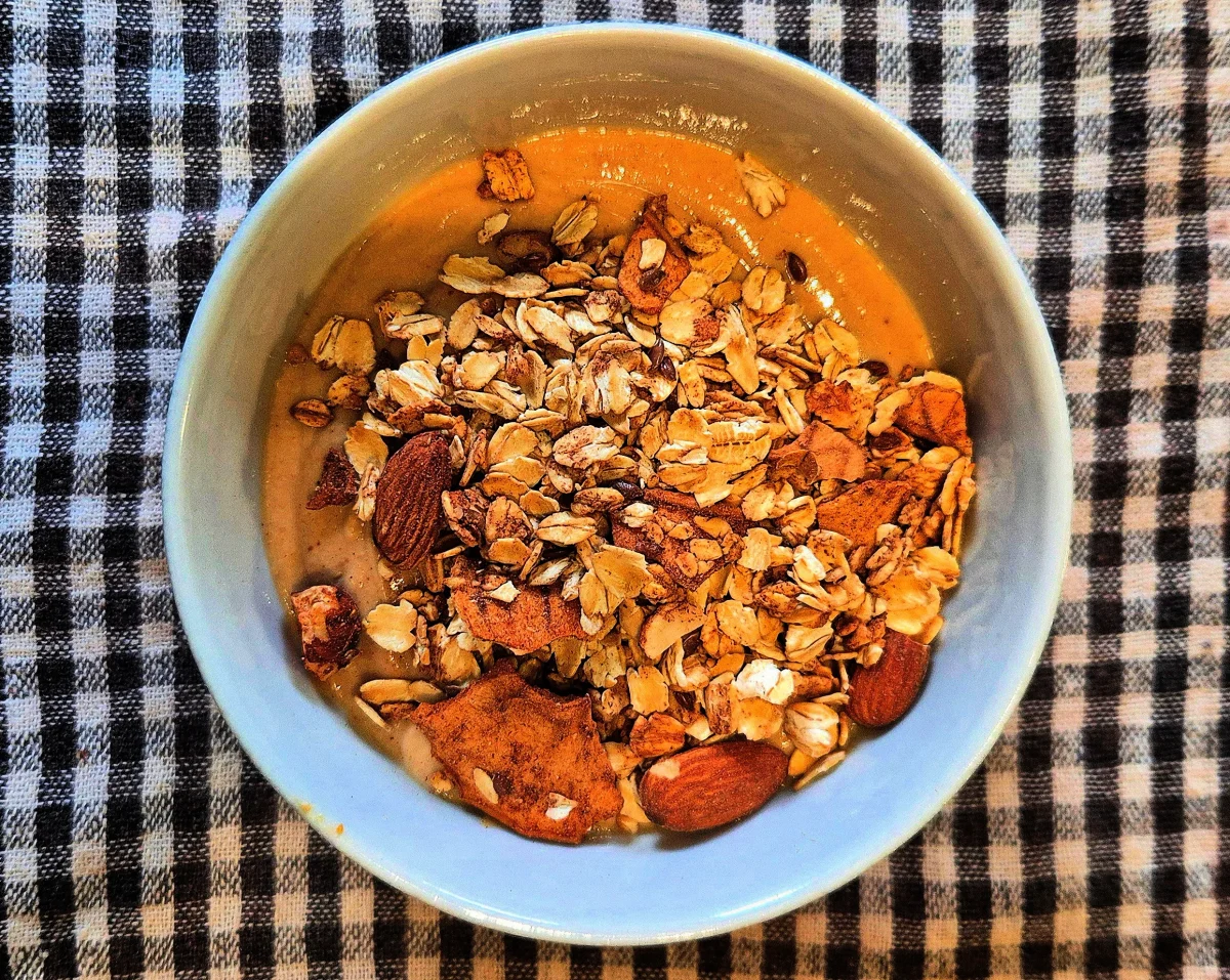 Domaća granola sa svilenim tofuom, kikiriki maslacom i medom.