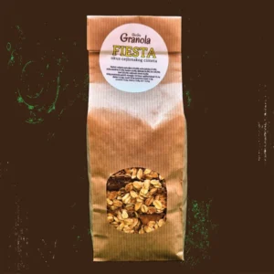 Fiesta je granola za doručak, a ova se sastoji od integralnih zobenih pahuljica, lješnjaka, badema, lana, suhih smokava, suhih jabuka, meda i cejlonskog cimeta.