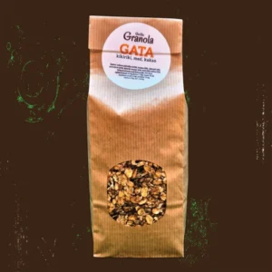 Gata je granola u okusu kikiriki maslaca, a ostali sastojci su: integralne zobene pahuljice, lješnjak, badem, suncokret, med i kakao.