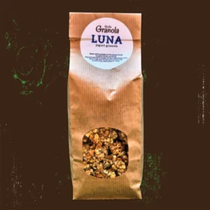 Luna je jogurt granola sastavljena od integralnih zobenih pahuljica, sunckoreta, lješnjaka i meda - dizajnirana za ljubitelje jogurta.