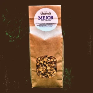 Mejor u okusu čokolade granola je koja se sastoji od integralnih zobenih pahuljica, lješnjaka, badema, chia sjemenki i meda.