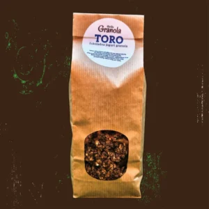Toro je čokoladna jogurt granola koja se sastoji od sitnih integralnih zobenih pahuljica, lješnjaka, lana i meda.