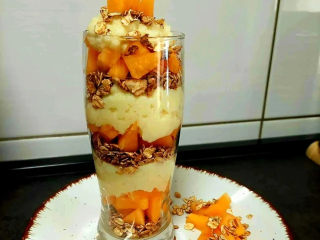 Recept granole za doručak od čokoladne granole i svježih dinja.