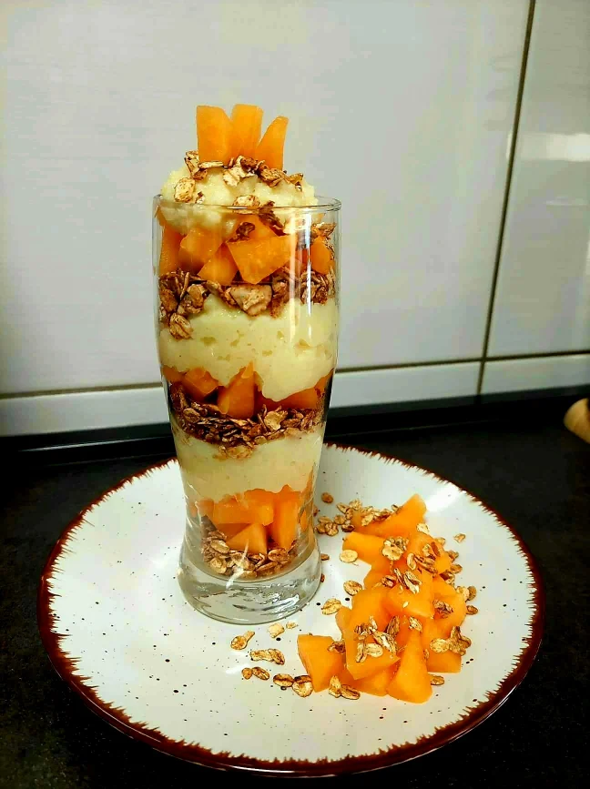 Domaća čokoladna granola i svježa dinja za doručak.