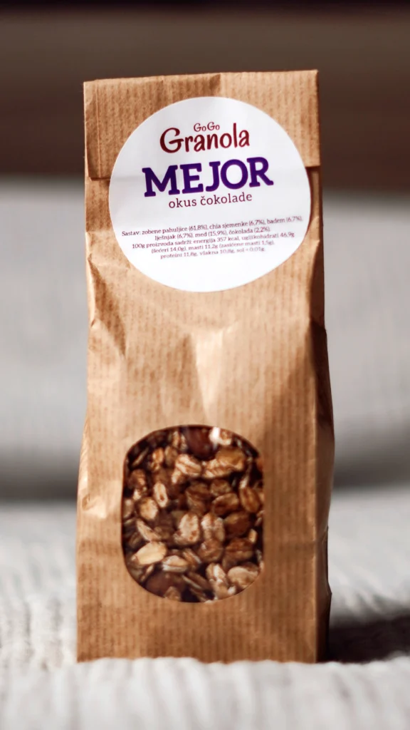 Čokoladna granola Mejor jedna je od Go Go granola koja se odlično slaže sa svježim borovnicama.