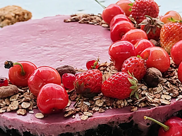 Čokoladna granola u torti s nadjevom od vrhnja, jagoda i trešanja.