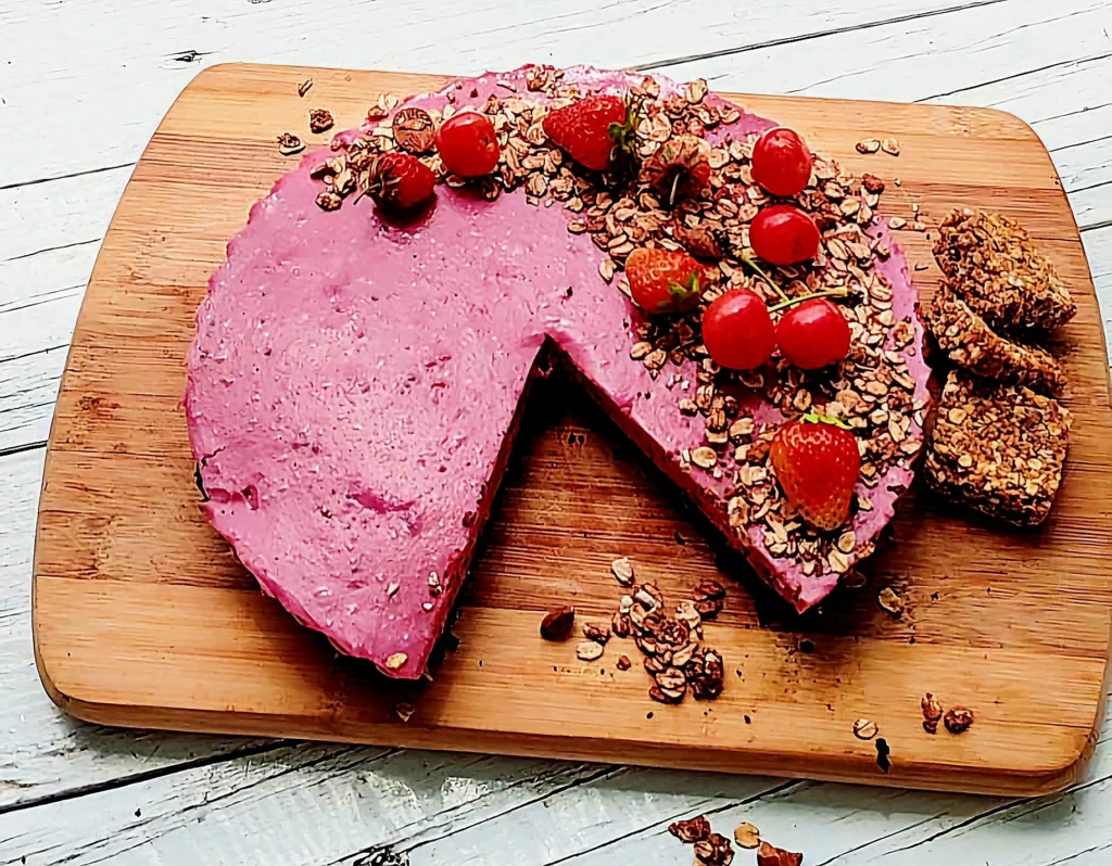 Čokoladna granola u torti s nadjevom od svježeg vrhnja ili šlaga s jagodama i trešnjama.