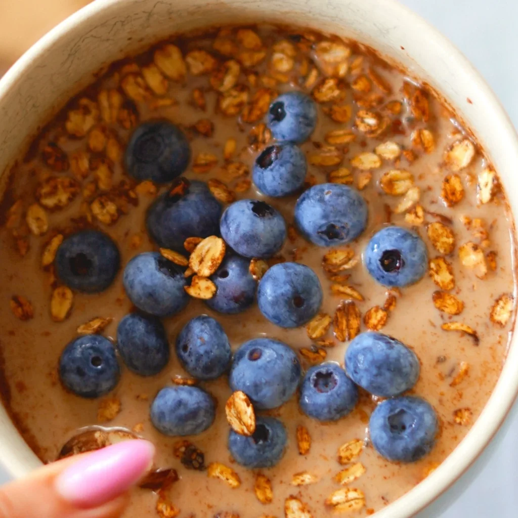 Granola od čokolade i svježih borovnica doručak je kojem ćete biti zahvalni.