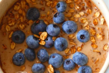 Granola od čokolade u torti od jagoda i trešanja ubranih u susjedovom dvorištu.