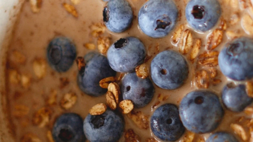 Granola od čokolade i svježih borovnica može se doručkovati kod kuće, u prolazu ili na poslu.