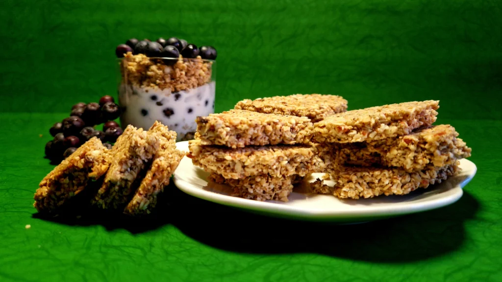 Jogurt granola s aronijom usklađuje slatke i trpke okuse.