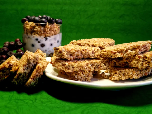 Jogurt granola s aronijom usklađuje slatke i trpke okuse.