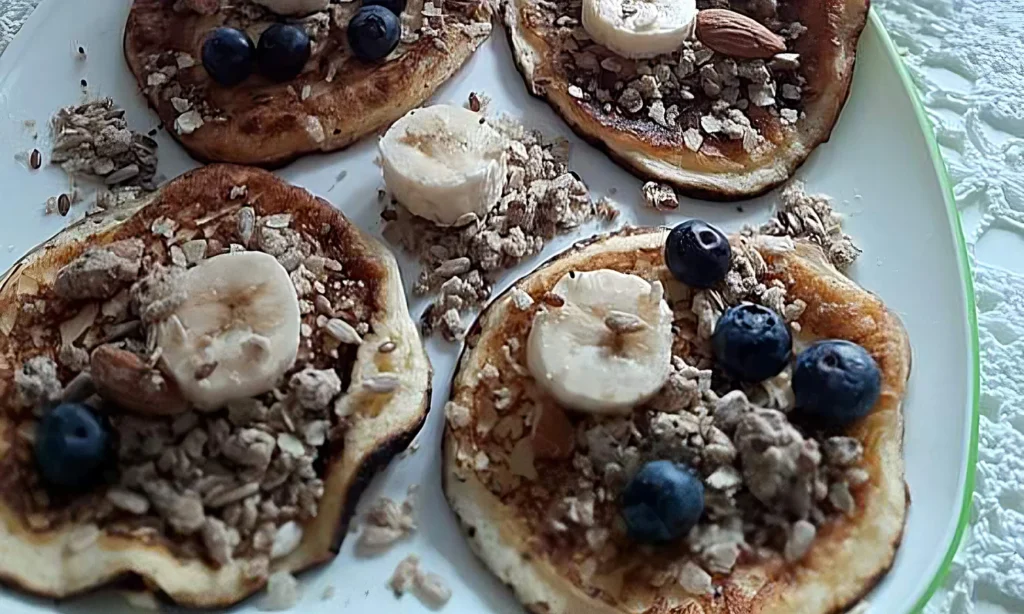 Čokoladna granola na palačinkama ukusna je i maštovita poslastica od granole.