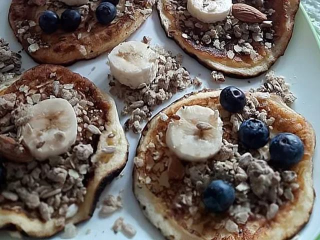 Čokoladna granola na palačinkama ukusna je i maštovita poslastica od granole.