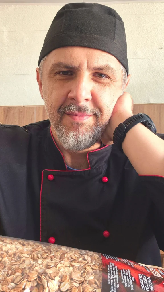 Goran Vranješ je dipl. ing. prehrambene tehnologije i vlasnik obrta Go Go Granola.